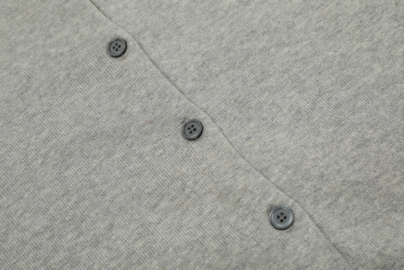 🅿️190 "Top Quality" Style Number: DS010# [Ralph Lauren Solid Color Round Neck Basic Pony Embroidered Logo Knitted Cardigan Long Sleeve] ✅Ralph Lauren Classic Basic Versatile Jersey Cardigan Long Sleeve Small Jacket ✅Main supplier of platform live broadcast wholesale entities ✅ZP quality 1:1 pattern making Scan the code to enter the GF website Counter quality ✅Details and quality The only one in Guangzhou Imported quality cotton yarn Mainly high-end Cost-effective, good quality, no need to say more ✅The version is restored to the original, loose, comfortable and stress-free, simple is high-end, classic is timeless ✅The upper body is simple and easy to match, a must-have for goddess ootd. Good-looking clothes are never picky. A must-have in the goddess’ wardrobe. Size: S-XL Color: Off-white, light blue, pink, khaki, army green, gray, navy, black, Chinese red, mint green